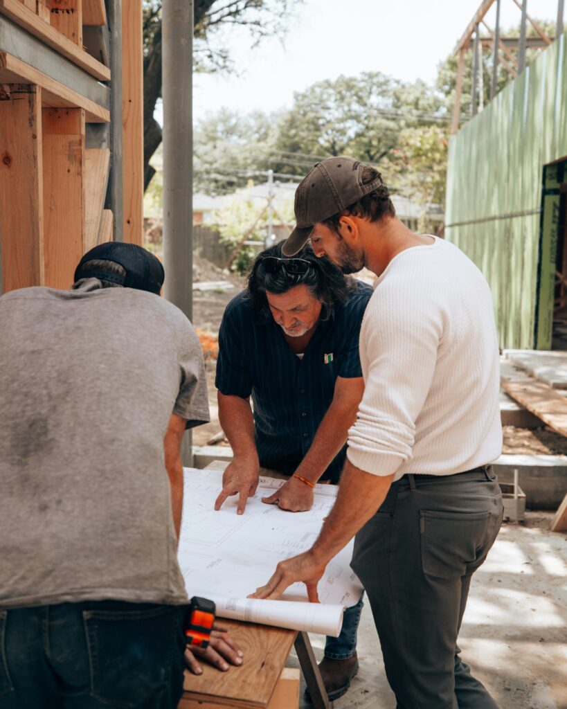 Equipo de reformas trabajando en una reforma de baño en Reus
