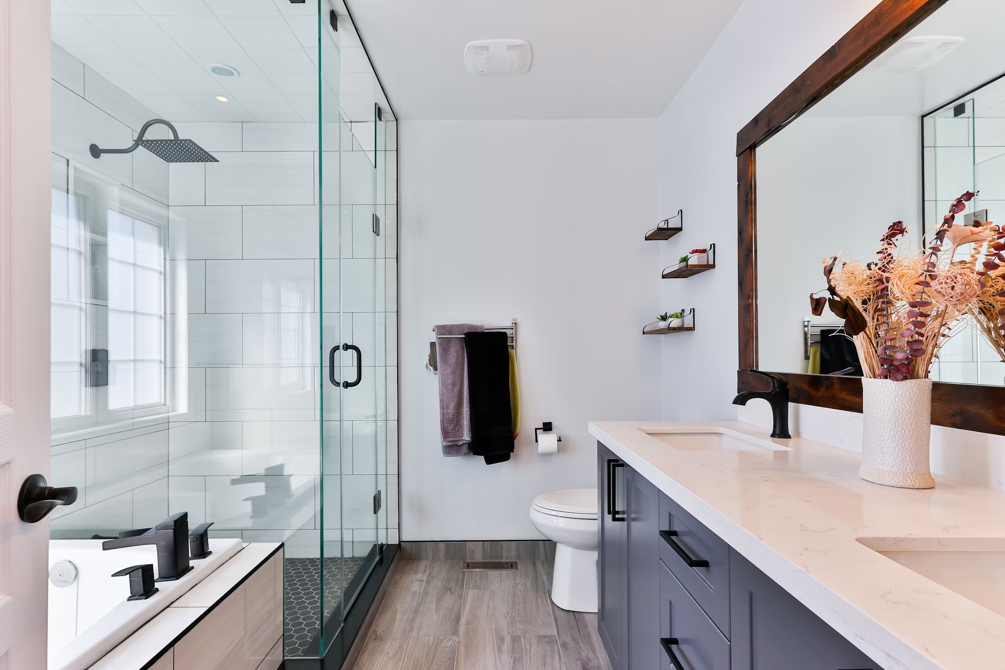 Baño reformado en Reus con ducha de cristal y acabados modernos